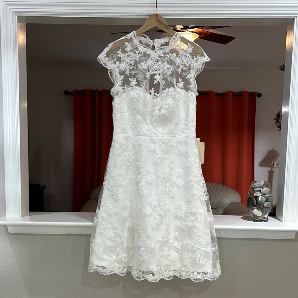 Elegant White Lace Wedding Dress - Picture 2 of 7